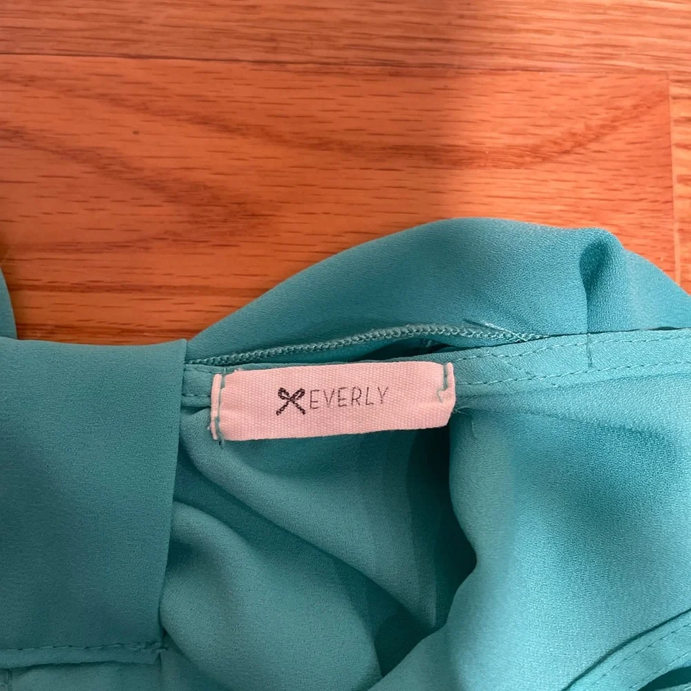 Everly green top - Picture 3 of 3